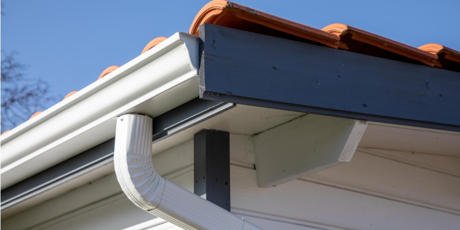 Installation de gouttière en zinc sur toiture par Vabre Couverture pour une évacuation d’eau durable