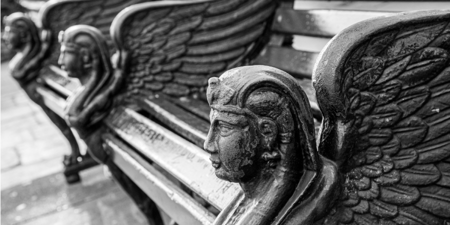 Travail de métal décoratif illustrant le savoir-faire de Vabre Couverture en zinc ornemental