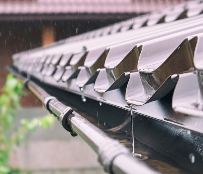 Gouttière zinc et toiture métallique posées par l’entreprise de couverture zinguerie Vabre Couverture