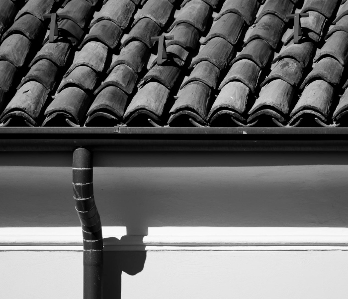 Toiture en tuiles et descente d’eau réalisées par l’entreprise de couverture zinguerie Vabre Couverture