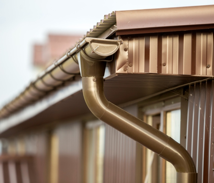 Gouttière métallique installée par l’entreprise de couverture zinguerie Vabre Couverture