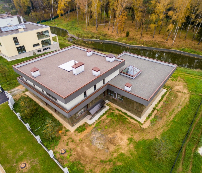 Toit plat de bâtiment moderne montrant l’étanchéité toiture assurée par Vabre Couverture