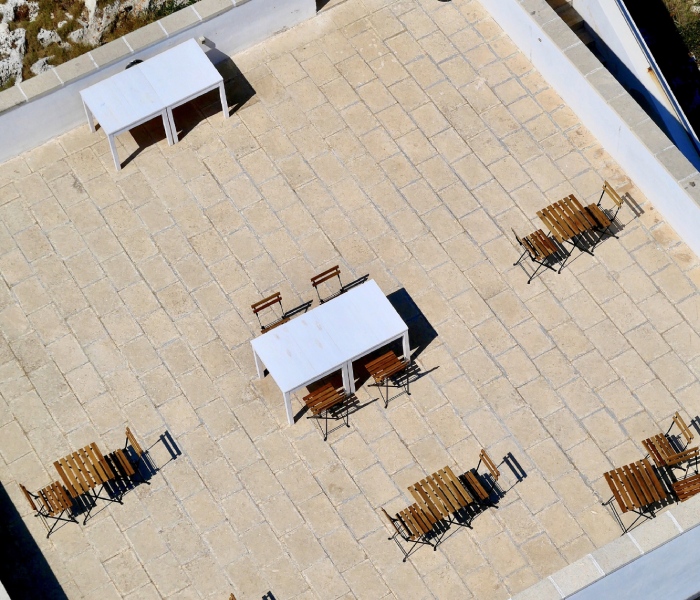 Toit plat avec dalle extérieure illustrant les solutions d’étanchéité toiture réalisées par Vabre Couverture